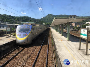 為配合高雄鐵路地下化與台中鐵路高架第二階段通車、加強高屏兩鐵轉乘便利性，台鐵將自10月12日（週五）起進行年度列車時刻調整。此次改點台鐵也因應東部幹線旅運需求，首次導入假日班表。（圖／fun臺鐵Facebook）
