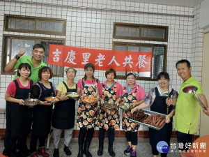 型男里長黃俊強忙著拔菜、煮菜，煮出一道道美味料理，讓老人家吃得養生又健康。（圖／民政局提供）