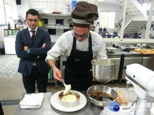  義大利主廚聯盟副總裁CHEF MARCO PESCE示範提拉米蘇作法。