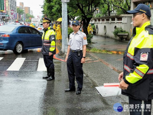 鄭榮崑分局長和基層共維校園安全。