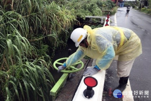 因應午後雷陣雨強襲，桃市水務局開設水災三級應變中心，相關人員巡檢各排水門的啟閉功能。