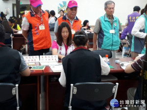 楊梅區里長聯誼會會長黃朱秀娥，完成桃園市議員候選人登記手續。

