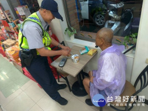 滂沱大雨老翁杵杖行　屏警獲報護安又送暖