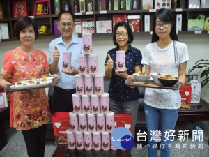 

大安區農會在農會二樓舉辦飛天豬安農肉鬆新產品在台北花博農民市集展售活動，行前發表會，大安區長周琇茹到場為擁有諸多履歷的肉鬆打氣加油，祈在上市活動大放光彩。（記者陳榮昌攝）
