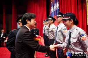 行政院長賴清德參加中央警察大學82周年校慶並頒獎表揚績優同學。