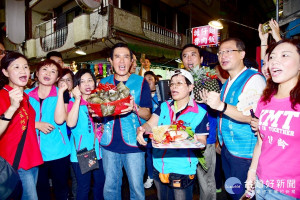 前總統馬英九陪同國民黨市長候選人陳學聖及市議員候選人在大湳市場掃街拜票，民眾熱情送上「包粽、好彩頭」高喊「凍蒜」。