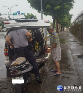 員警表示為民服務本是警察工作的一環，所以舉手之勞解決黃民的燃眉之急。

