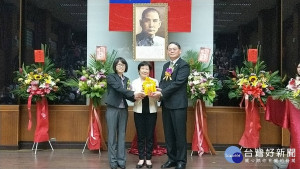 勞動力發展署署長黃秋桂(中)監交下，新任分署長賴家仁(右)在卸任分署長丁玉珍(左)手中接過印信。
