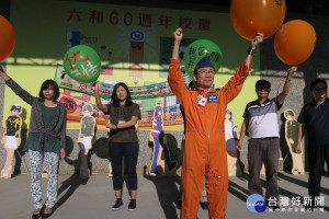 校長著飛行裝主持升旗，全校共同宣示。