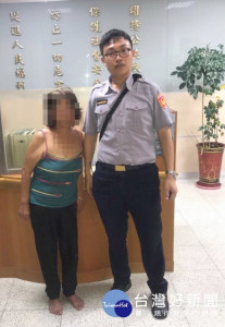 失智的迷途婦人獨自冒雨步行街頭，警方靠「M-Police」人臉辨識系統，成功辨識出身分，助其平安返家。（記者陳昭宗拍攝）