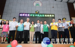 桃園市長鄭文燦前往蘆竹區外社里集會所，頒發107年上半年績優治安示範社區認證標章。

