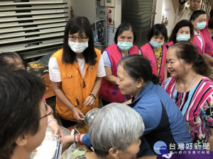 北健有線電視副總經理徐雪玲幫民眾打菜。
