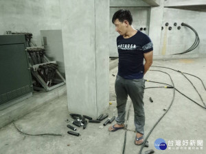 王姓犯嫌要收剪下來的電線遭警民共同查獲。

