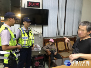 警方發現流落市場的老婦人。林重鎣攝