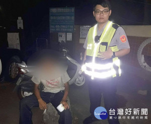 客厝警方巡邏發現一名男子深夜駐足於路旁，立即趨前關懷並協助其平安返家，積極為民服務的精神，獲家屬高度肯定與讚賞。