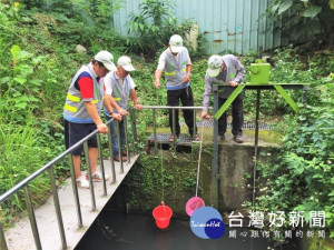 春日水巡隊在南崁溪進行水質巡檢 

