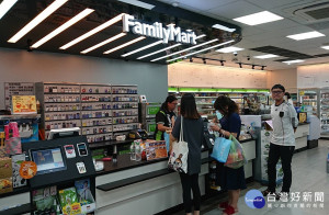行政院公平交易委員會今（5）日發布一項調查報告，指出台灣人去（2017）年平均每人前往便利商店126次，每次消費平均約在77元左右。（圖／台灣好新聞編輯部）