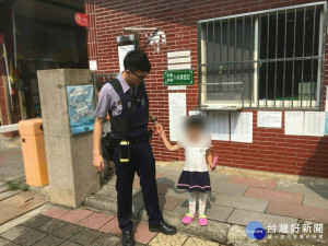 暖男員警抱著女童沿路尋親，最後安全的將女童交由伯父帶回。