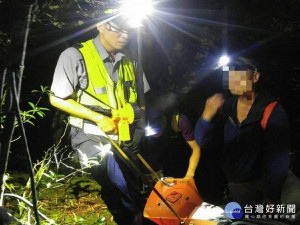 賈姓巡山員跌落山谷，警消人員合力將他救起。