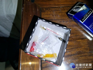 大溪警方在汽車旅館內查獲鍾姓及陳姓通緝犯等吸毒，訊後依法究辦。