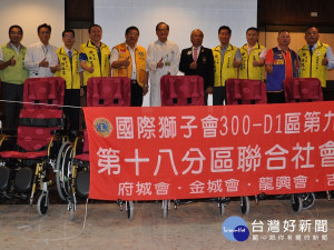 國際獅子會300-D1區捐贈台南市立醫院躺式輪椅。