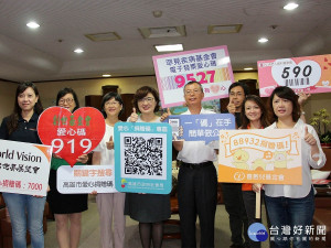 社會局網站設立愛心「捐贈碼」專區，提供民眾查詢社福團體代號。（圖/記者郭文君 攝）