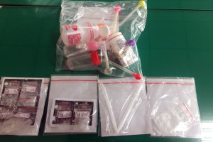 中壢警方逮捕江姓通犯並起出二級毒品安非他命(總重15公克)、毒品吸食器。