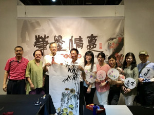 「筆墨情意」彰化縣湘江書畫會會員與館長尹彙武合影。
