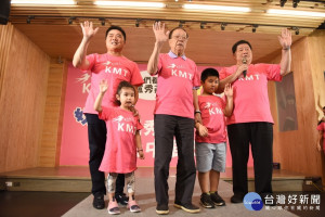 標哥五代同堂走秀
