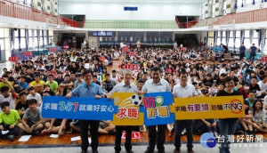 勞工局求職防騙宣導活動巡迴各大校園。（圖／記者郭文君攝）