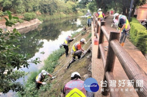 永福里水巡隊將新街溪由髒亂、污濁，漸漸改變為讓人流連忘返、舒適宜人的綠色廊道。 