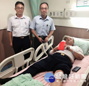 好收所警員奮力攔捕偷竊電纜線的竊嫌，遭犯嫌頑強反抗導致手腳挫傷，分局長廖志明慰問傷勢，除肯定其敬業精神，亦提醒員警注意執勤安全。（記者陳昭宗拍攝）