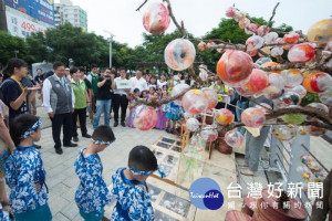 桃園市長鄭文燦前往中壢區，出席2018桃園地景藝術節「藝遊中壢上河圖」記者會。

