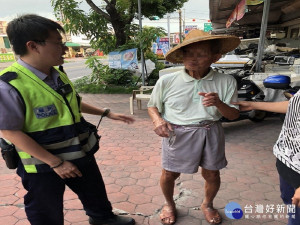 失智老翁外出迷途　暖警協助返家