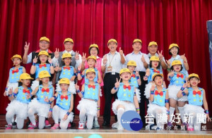 桃園市長鄭文燦，出席「孩童穿越道路戴上黃色小帽」交通安全宣導。

