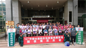 桃園郵局壢東團隊常年支持桃園市榮民服務處關懷弱勢長輩，適逢中秋佳節前夕並以實際捐助行動，訪視獨居長者。