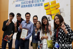 2位指導老師與入圍學生合影。