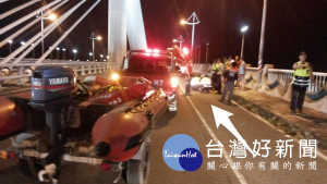男子因與妻子鬧離婚，帶著幼子爬上媽祖大橋護欄，想要跳橋輕生，所幸北港分局員警緊急飛撲救下2人，阻止一場悲劇的發生。（記者陳昭宗攝）