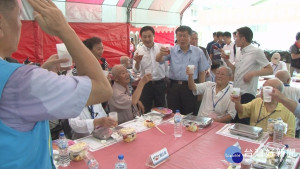 柯探訪芳蘭山國軍宿舍　贈榮民秋節禮品