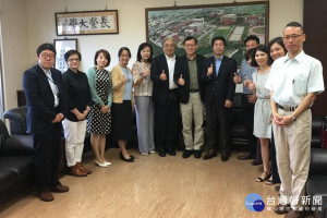 日本文理大學參訪團至長榮大學參訪，受到校長李泳龍等人的熱烈歡迎。