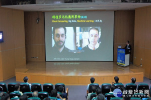 鈺創科技鄧茂松總經理介紹AI應用，幫助盲人識別過去的好友=