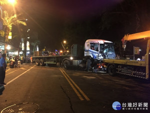 肇事車橫亙在民族路上交通受阻。（記者扶小萍攝）