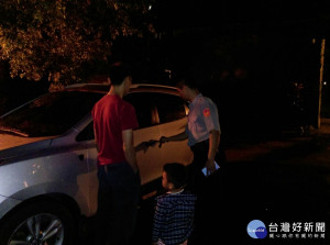 男子貪一時之快遭反鎖車外　屏警主動找鎖匠解困
