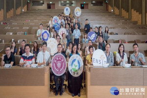  開幕式於長榮大學國際會議廳舉行，由校長李泳龍主持。