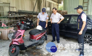 女騎士自撞電線桿，送醫宣告不治，北港警方協助搜證，亦呼籲夜間駕駛視線不佳，行車應務必減速慢行。