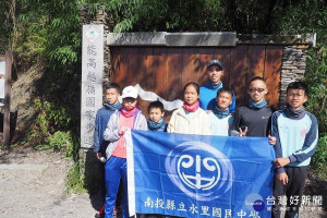 參與山野教育的學生在能高越嶺國家步道牌樓前合影。