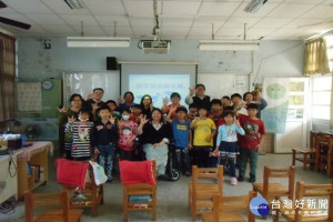 玉山國小邀請生命鬥士到校分享。