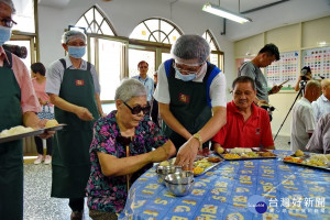 林明溱親自備餐服務仁愛之家長輩。（縣府提供）