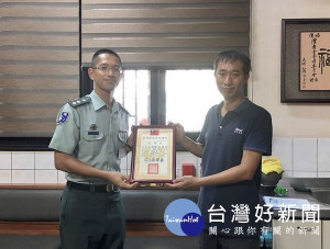 雲林縣後備部政戰處長王耀逸中校頒贈感謝狀予武德宮總幹事陳再良，並討論未來合作慰訪遺眷事宜。
