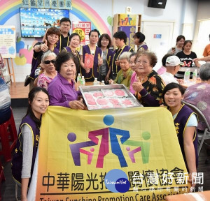中華陽光推展關懷協會理事長黃美蘭率員前往日照中心探望長輩們，除送上最貼心的關懷，還陪伴一起製作古早味紅龜粿，讓長輩們度過最難忘的中秋佳節。